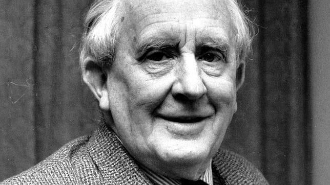 El escritor y profsor de la Universidad de Oxford, J.R.R. Tolkien