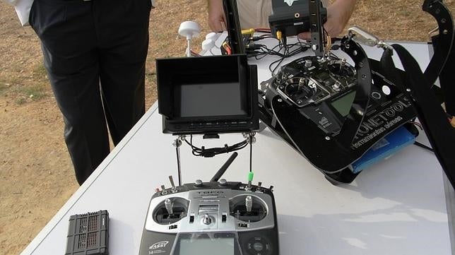 El mando con el que el piloto maneja el dron