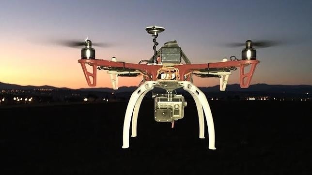 Un dron despega en Villanueva de la Cañada, en Madrid