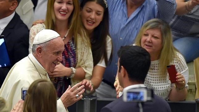 El Papa: «la fiesta dominical es devorada por el afán de riqueza y consumismo»