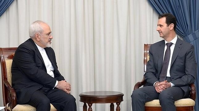 El ministro de Exteriores de Irán, Javad Zarif, junto al presidente de Siria, Bashar Al Assad