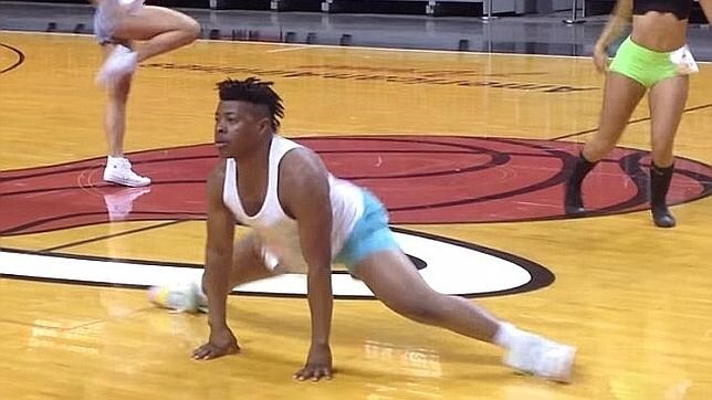 Keith Wilson, durante su prueba como candidato a cheerleader de los Miami Heat