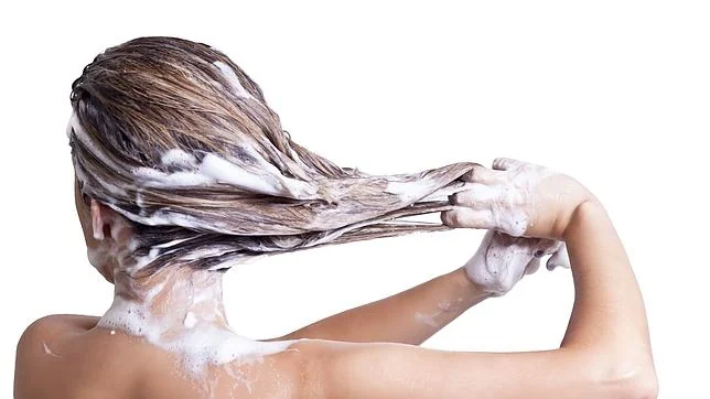 Cómo eliminar (de verdad) la sal y el cloro de tu cabello
