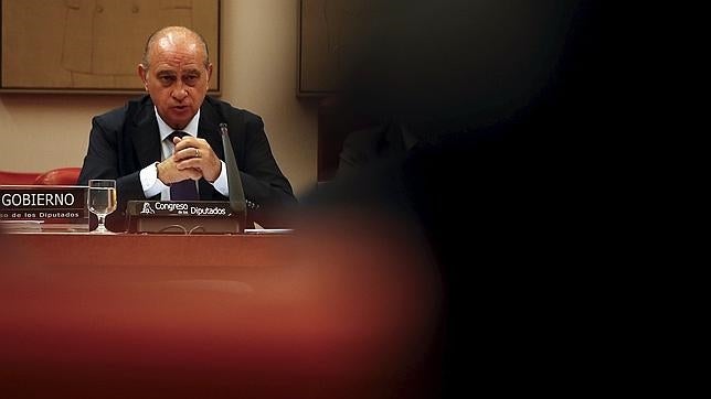 La oposición ve «bochornosa» la comparecencia de Fernández Díaz y pide su dimisión