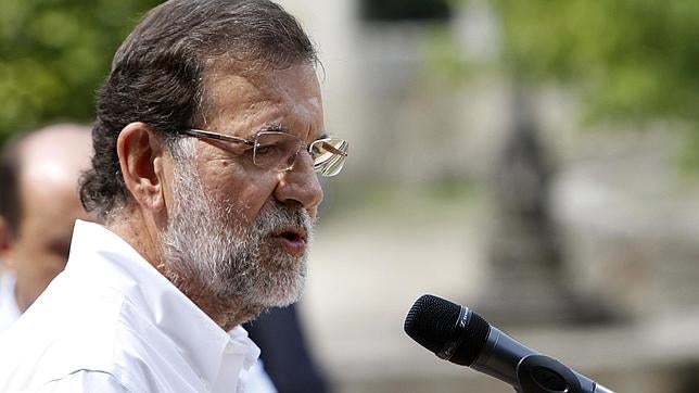 Rajoy acusa al PSOE de intentar «pescar en río revuelto» con la reunión entre Fernández y Rato