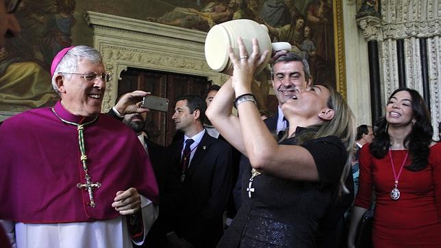 Miles de toledanos renuevan la tradición de beber del agua de la Virgen