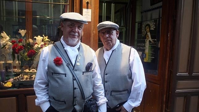 Dos chulapos en las fiestas de La Paloma