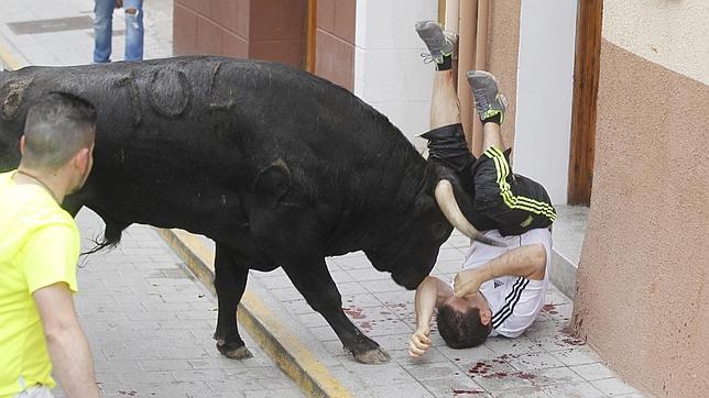 Momento de la cogida del joven que ha fallecido luego en el hospital