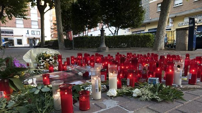 Velas y flores para recordar a las dos jóvenes asesinadas en Cuenca