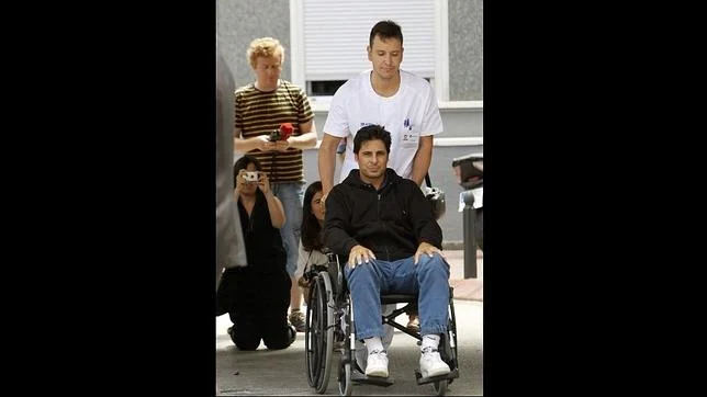Rivera, en el momento de su salida de la clínica Quirón de Zaragoza, donde ha permanecido ingresado desde el pasado 10 de agosto cuando sufrió una grave cogida en Huesca, para ser trasladado a Sevilla