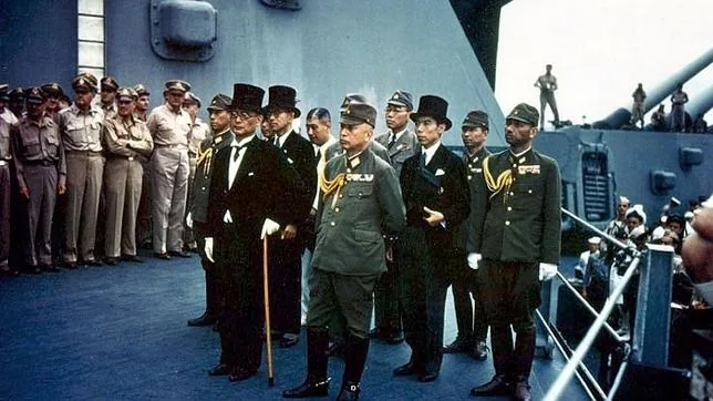 Los representantes de Japón en el USS Missouri antes de firmar la rendición