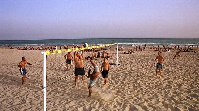 Dos atunes siembran el pánico en la playa gaditana de Barbate