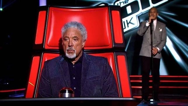 Despido fulminante en la BBC: adiós a Tom Jones, jurado de «La Voz» británica