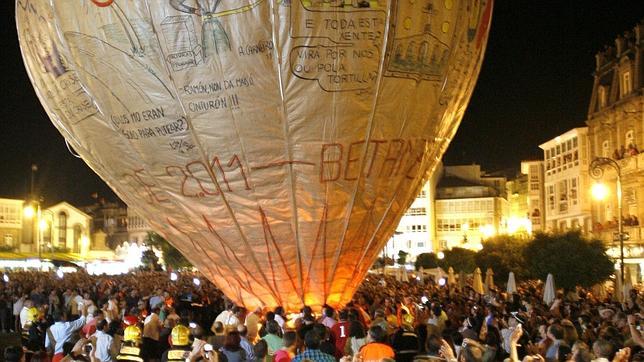 Betanzos iza su globo «guinness» de papel