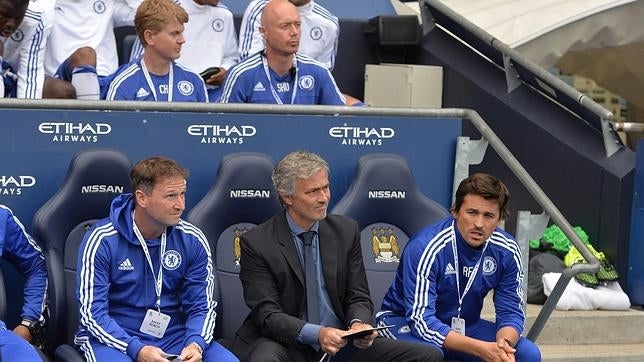 Los hinchas del Manchester City apoyan a Eva Carneiro y se burlan de Mourinho