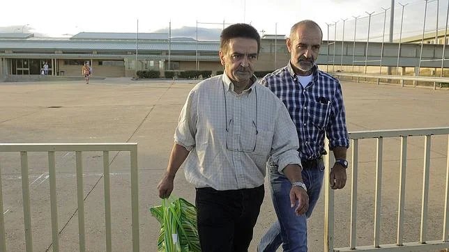 El exdirigente de ETA, «Iñaki de Rentería» (i), saliendo de la cárcel de Soto del Real acompañado por un familiar
