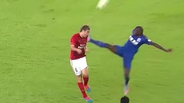 La terrorífica patada de Demba Ba