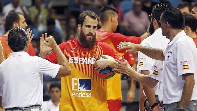 Mirotic y el juego coral de España se imponen a Polonia