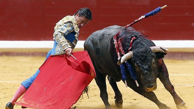 Diego Urdiales se dobla con el toro de Victorino
