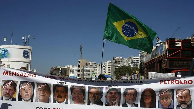 Manifestantes se concentran en la playa de Copacabana para protestar contra el Gobierno de Dilma Rousseff