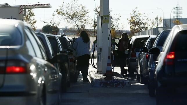Cientos de gasolineras españolas venden el diésel a menos de un euro el litro
