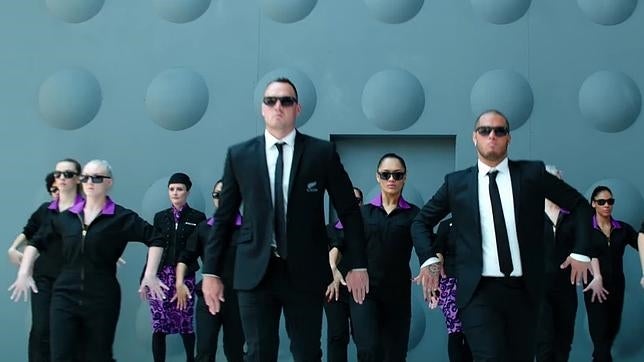 Los «Hombres de negro», protagonistas del vídeo de seguridad de Air New Zealand