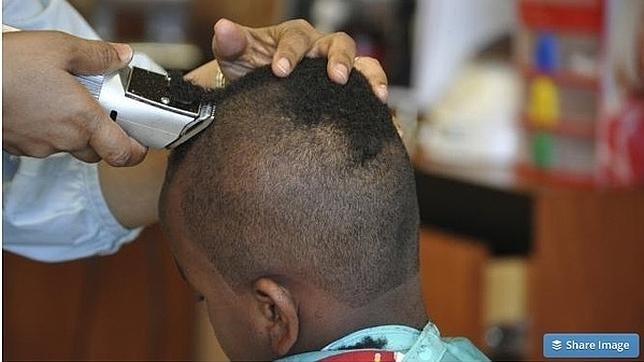 El peluquero que corta el pelo gratis a los niños a cambio de leer un libro