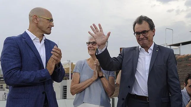 Artur Mas saluda en un acto de Junts pel Sí en presencia de Raül Romeva y Murial Casals