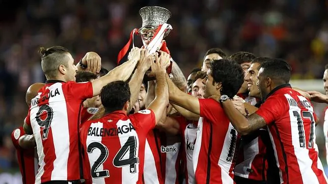 Los jugadores del Athletic celebran la victoria en la Supercopa
