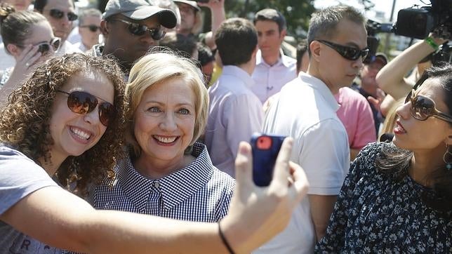 Clinton ve crecer el escándalo sobre los emails con una popularidad a la baja