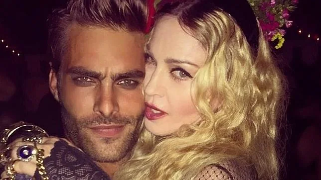 Jon Kortajarena y Madonna posan en un «selfie» durante la velada