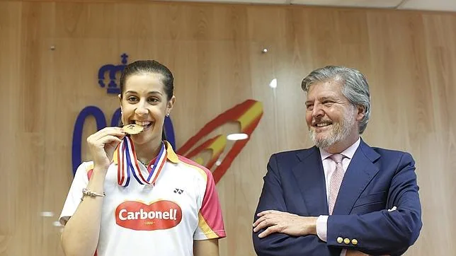 Carolina Marín con el Ministro de Educación, Cultura y Deporte, Méndez De Vigo