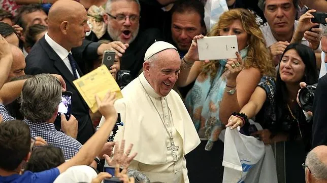El papa Francisco (centro) a su llegada a la audiencia general de los miércoles en el Vaticano hoy 5 de agosto de 2015