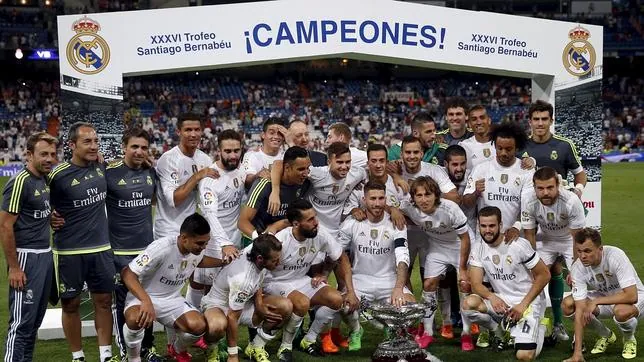 La plantilla del Real Madrid celebra el XXXVI Trofeo Bernabéu