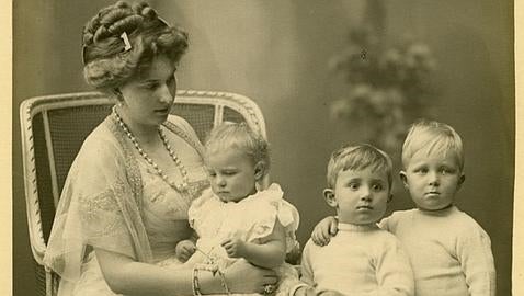 La Reina Victoria Eugenia con sus hijos Alfonso, Jaime y Beatriz