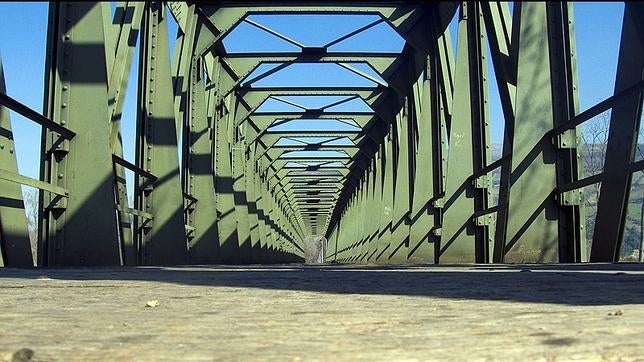 Puente de hierro con suelo de madera de la antigua línea de ferrocarril Astillero-Ontaneda