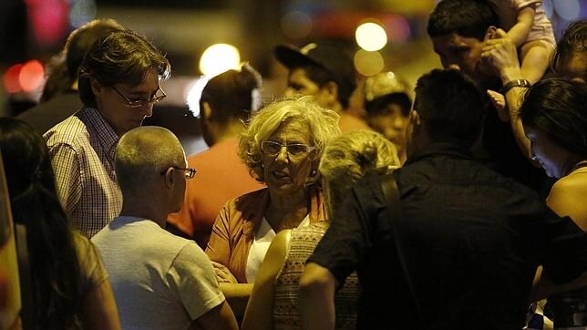 La alcaldesa de Madrid, Manuela Carmena, hablando con los vecinos del edificio derrumbado