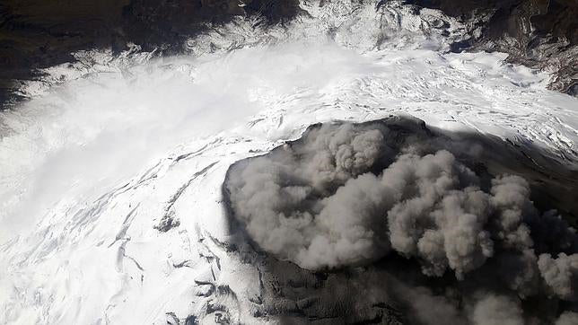 El enorme volcán Cotopaxi vuelve a vomitar ceniza cerca de Quito