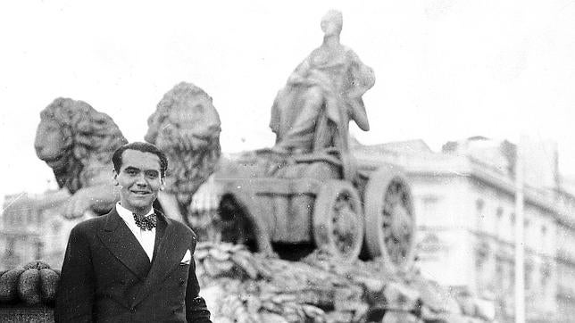 El poeta granadino posa delante de la Cibeles