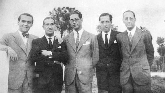 Lorca posa con Pepín Bello, Jorge Guillén, Joaquín Romero y José Antonio Rubio Sacristán
