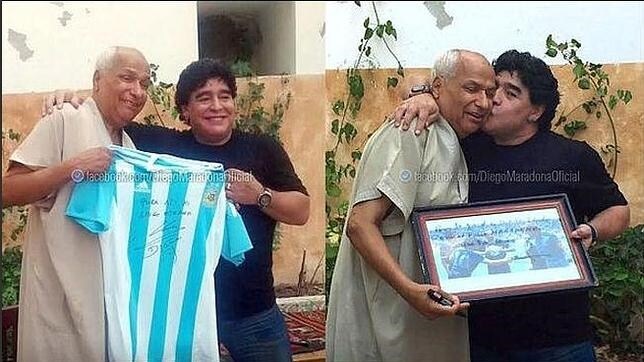 Diego Maradona junto a Ali Bennaceur, el árbitro que no vio «la mano de Dios»