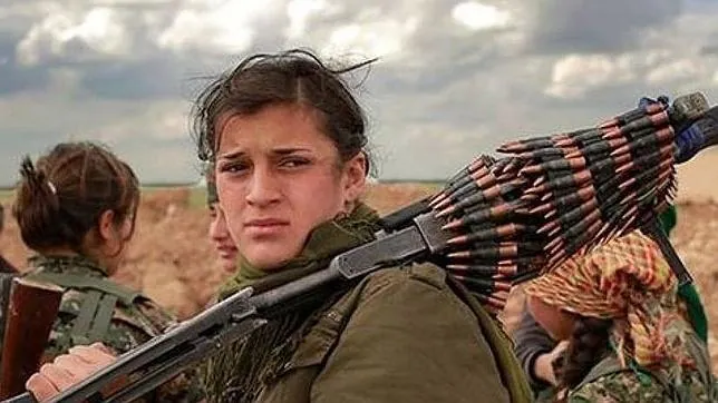 «Ellos nos violan, nosotras les matamos»: la brigada de mujeres que lucha contra el Estado Islámico
