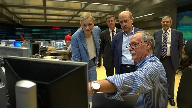 La presidenta de la Comunidad de Madrid, Cristina Cifuentes, durante su visita al Centro de Seguridad de Metro de Madrid