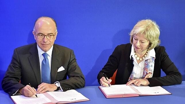 El ministro del Interior francés, Bernard Cazeneuve, junto a su homóloga británica, Theresa May, durante la firma