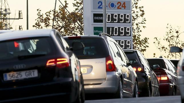 El gasóleo baja de los 1,1 euros por primera vez desde febrero