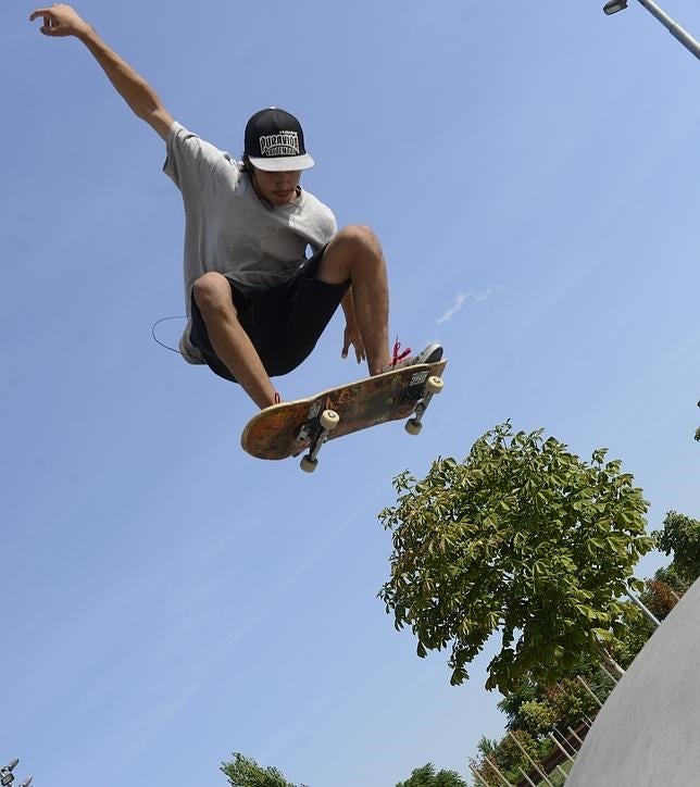 Un joven hace algunas piruetas en una pista de Madrid Río