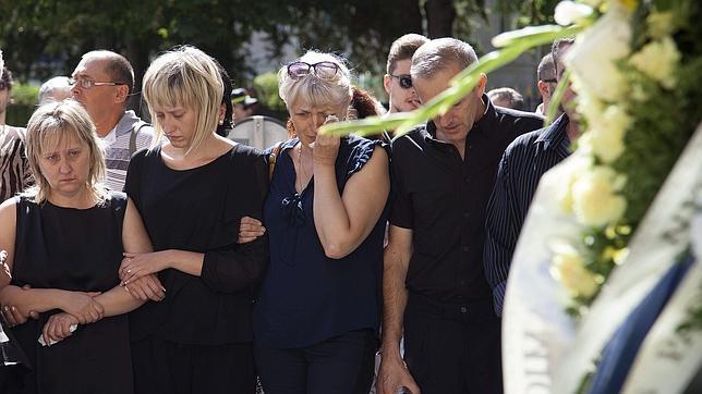La madre de Marina, junto a otros familiares durante el entierro de la joven