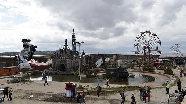 Abre Dismaland, el macabro parque temático de Banksy