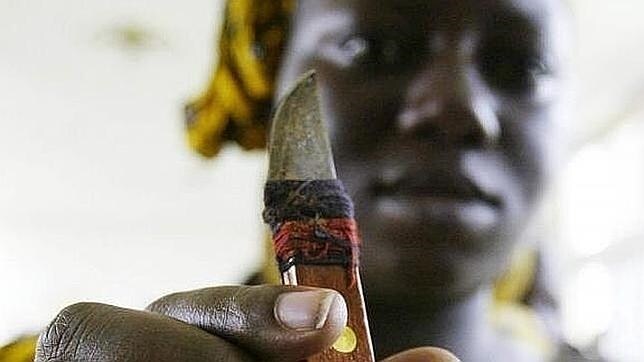Una mujer muestra el cuchillo con el que practica ablaciones de clítoris