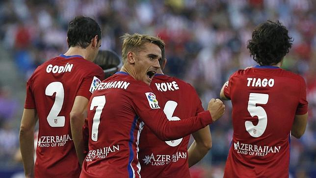 Griezmann celebra con sus compañeros el gol de la victoria